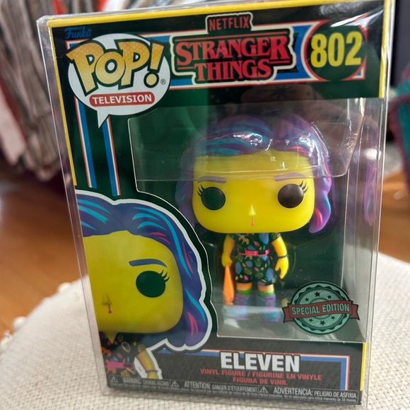 Funko Pop! Stranger Things - Eleven #802 Blacklight (Special Edition) - Picture 6 of 9